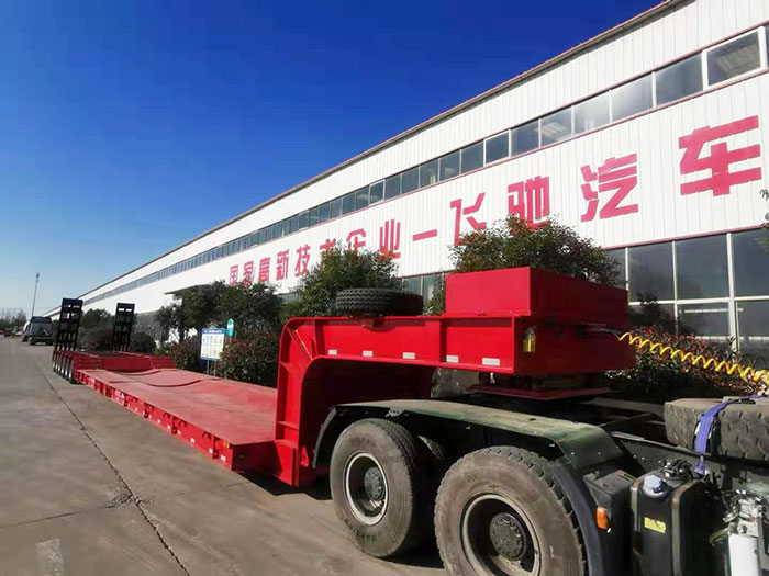 鉤機板半掛車生產(chǎn)廠家