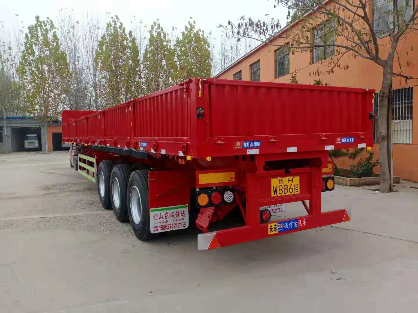 側(cè)翻自卸車